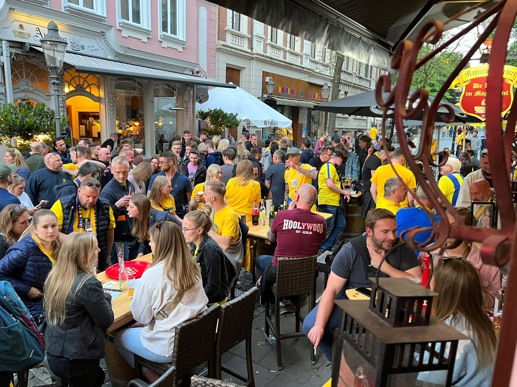Gäste auf der Terrasse des Magnitor Wächters