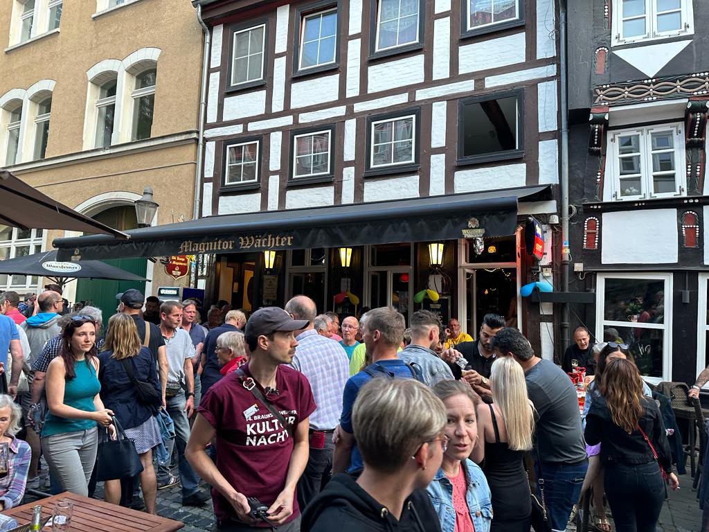 Gäste vor dem Magnitor Wächter